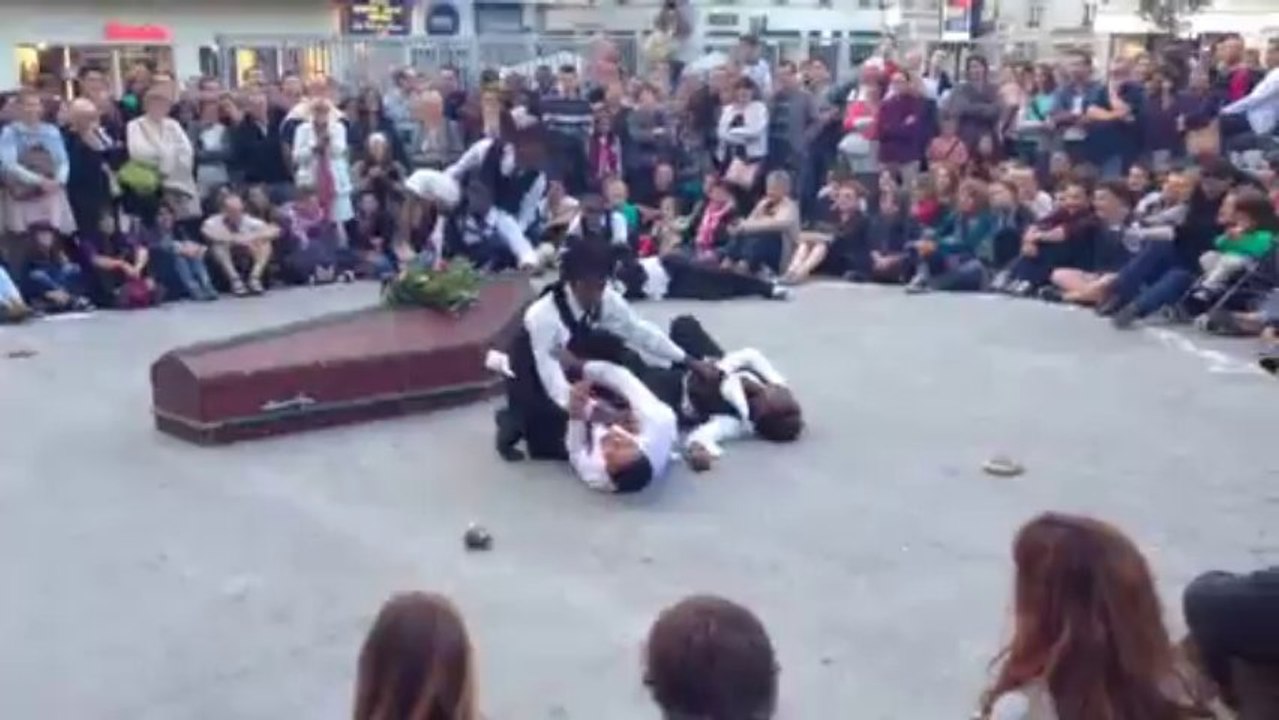 Le cercueil à Angers aux Accroche coeurs.