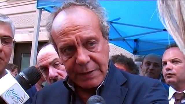 Napoli - Nitto Palma firma il referendum giustizia -live- (06.09.13)