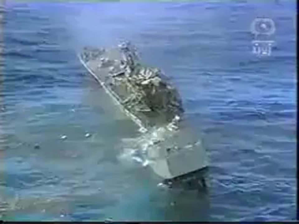 Bataille navale, un missile sous-marin détruit un navire