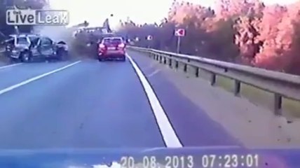 Gros crash entre des automobilistes et un camion