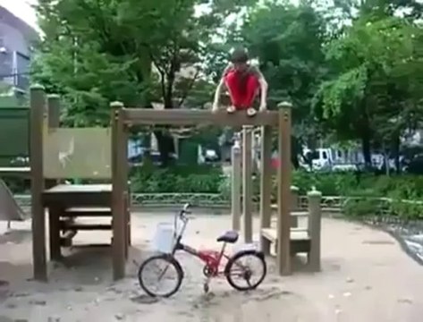 Saut sur un vélo raté