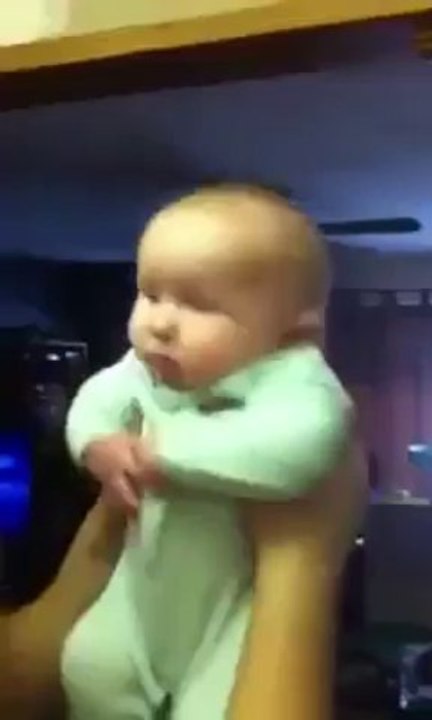 Un bébé n'aime vraiment pas les bisous