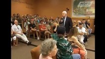 (Vídeo) Guy calls for John McCain to be  arrested and tried for treason  at town hall meeting