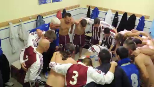 Première victoire de la saison , première célébration du vestiaire !!!