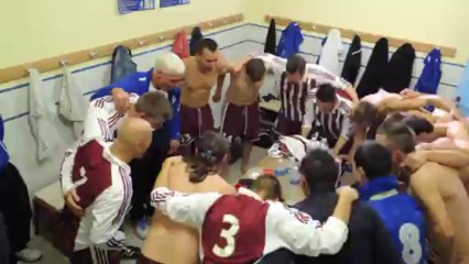 Première victoire de la saison , première célébration du vestiaire !!!