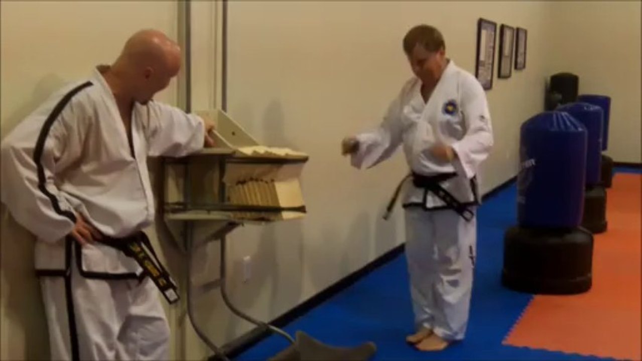 Board Breaking - 10 board break - stepping side kick - ITF Taekwondo Sidekick