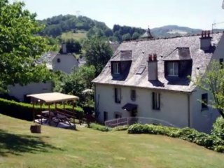 Une très belle propriété de caractère avec gîtes de vacances à Entraygues 12140