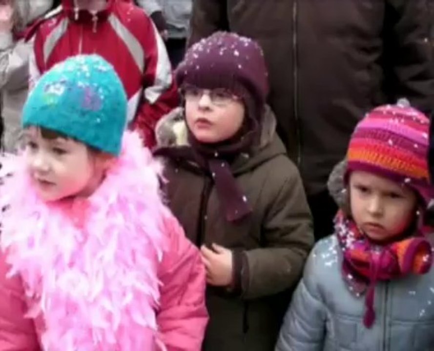 Chars, foule et confetti au carnaval de Bailleul