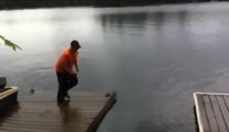 Sauter de ponton à ponton... Enfin, il essaie... Gros Fail dans l'eau!