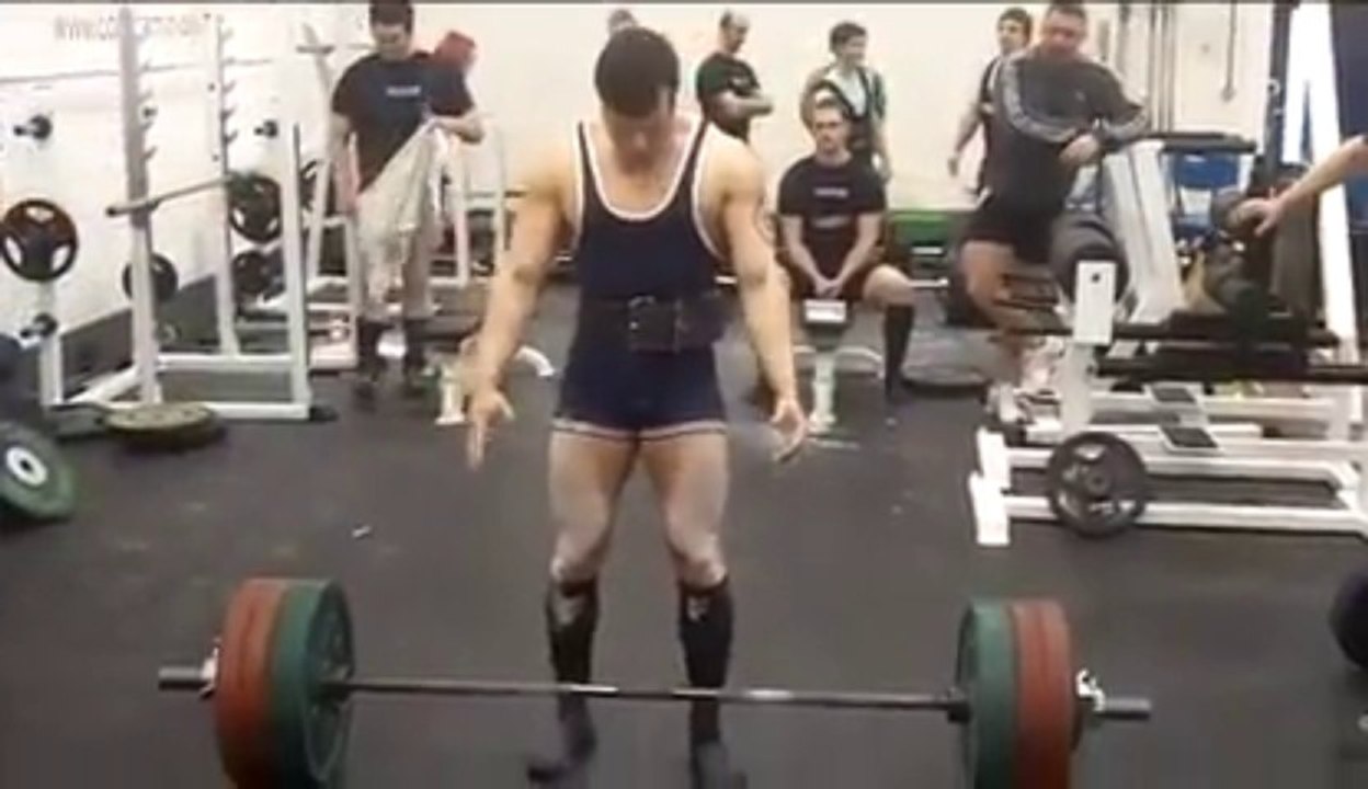 Il se claque le biceps en portant sa barre... Violent!
