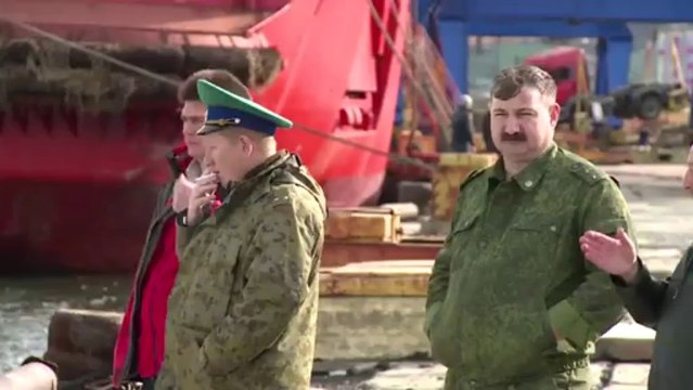 Tara compte deux nouveaux convives surprise à son bord depuis Pevek, Sébastien Roubinet et Vincent Berthet. Ces deux aventuriers qui ont tenté de franchir l'océan arctique © V.Hilaire/francetv nouvelles écritures/Thalassa/Tara Expéditions