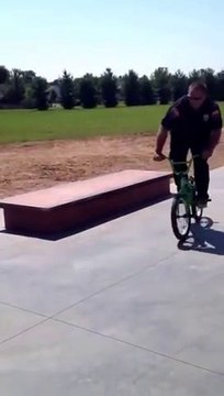 Cop goes biking - Awesome rider! ahaha cool cop!