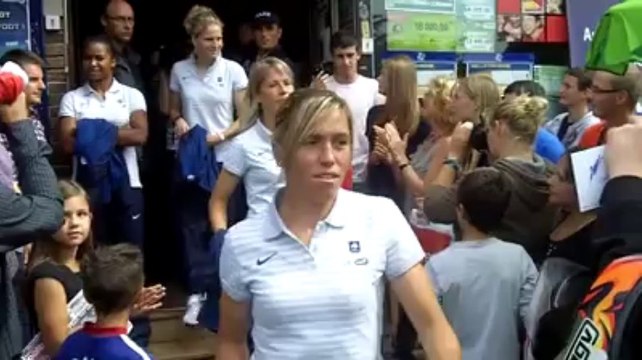 Les Bleues en séance de dédicaces à Lens