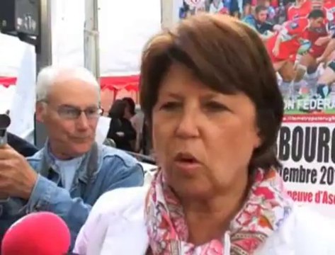 Braderie de Lille 2012 : Martine Aubry à la recherche d'une chaise haute pour bébés
