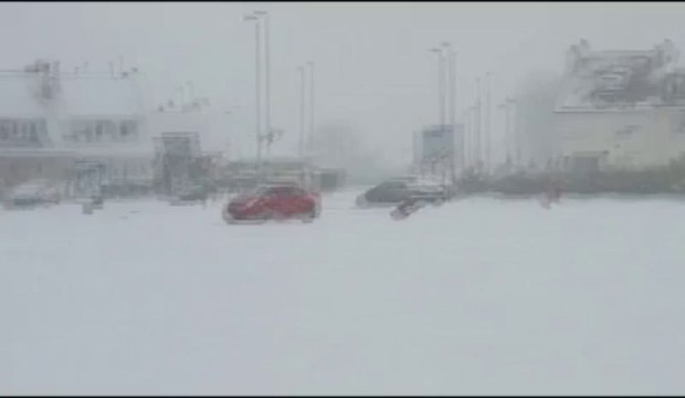 Une luge tractée par une voiture à Calais