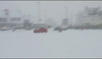 Une luge tractée par une voiture à Calais