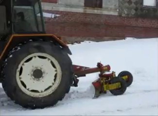 Les rues d'Hauteville déneigées avec un tracteur