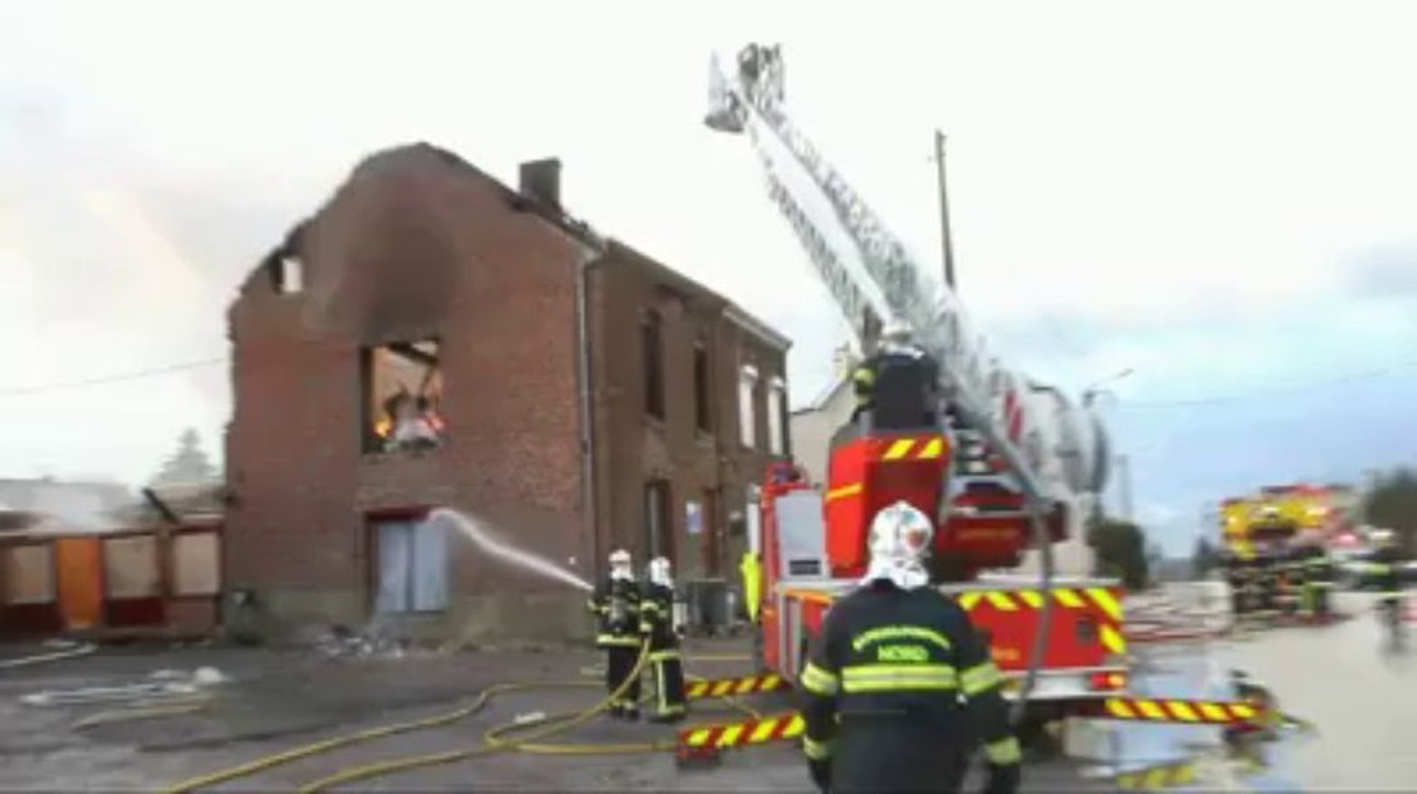 Incendie dans une grande bâtisse à Saint-remy du Nord - Vidéo Dailymotion