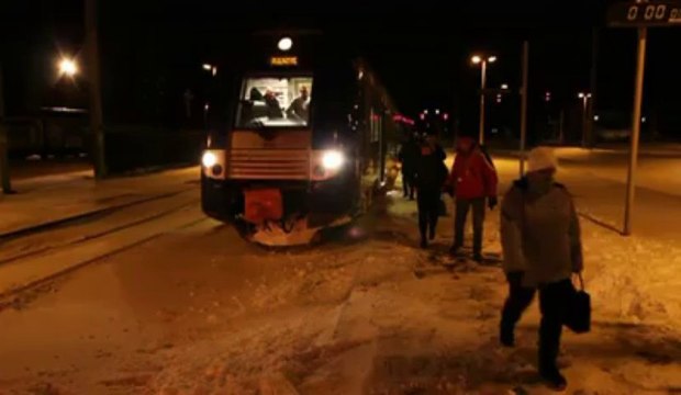 Mardi soir, 21h10 : le seul train en provenance de Lille entre en gare d'Aulnoye-Aymeries