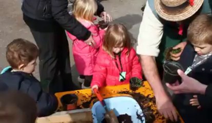 A Aulnoye, les enfants savourent les joies de la plantation