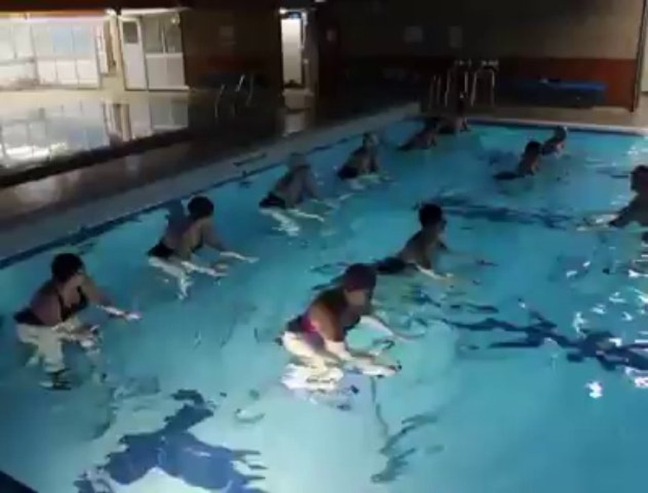 Arques : Premier cours d'aquabiking à la piscine municipale