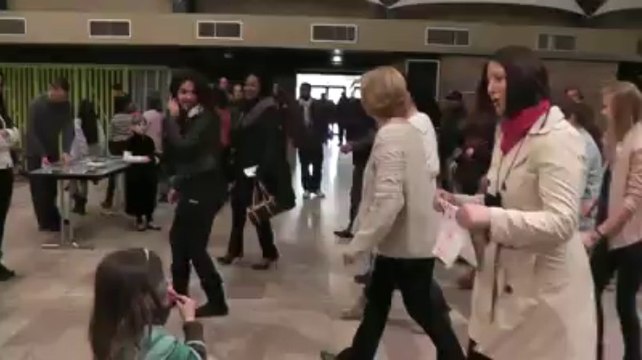 A Villeneuve d'Ascq, les participants de la fête de la diversité font un flashmob (06/04/13)