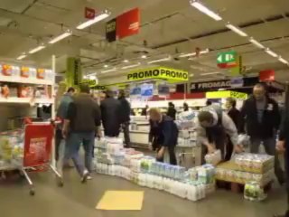 Arras: Manifestation des producteurs de lait à Auchan