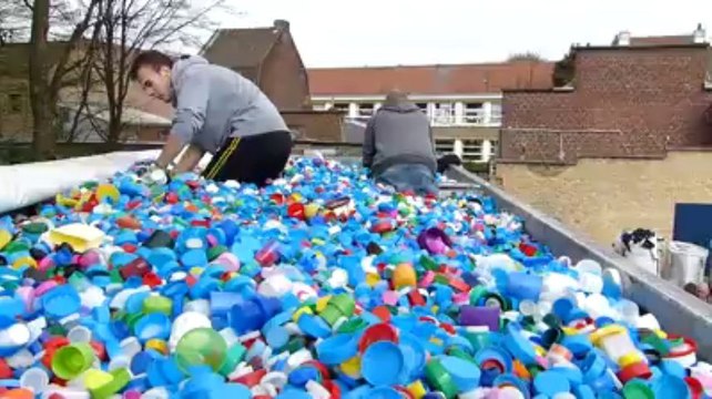 Le chargement de la collecte par les Bouchons d'amour