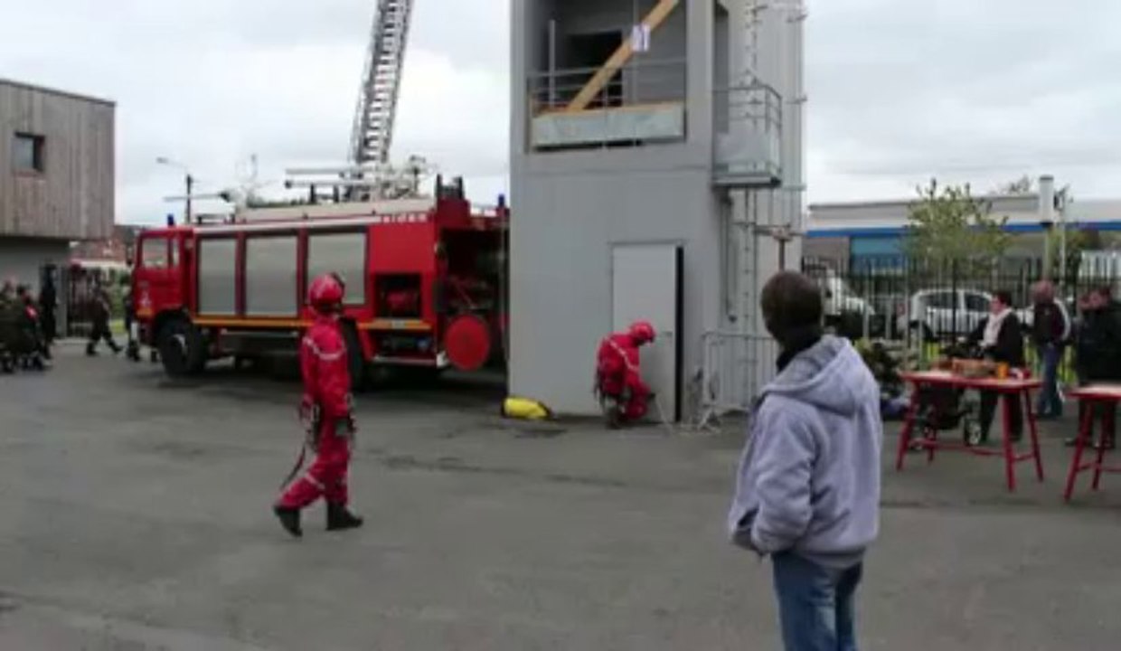 Marcq-en-Baroeul : descente en rappel à la caserne des pompiers - Vidéo  Dailymotion