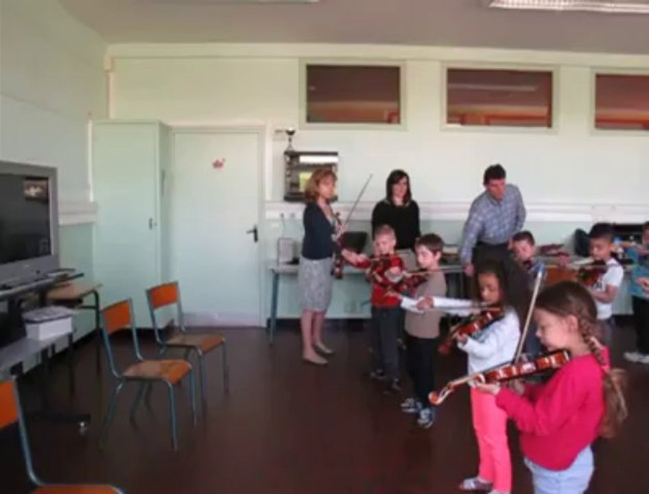La violoniste Ayako Tanaka rencontre des écoliers boulonnais