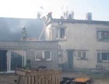 L'intervention des sapeurs-pompiers à l'arrière de la maison.
