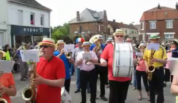 Aubigny-en-Artois : défilé de géants