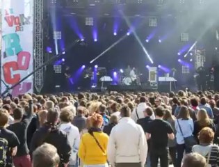 La Voix du Rock : le public s'épaissit pendant le concert de Juveniles