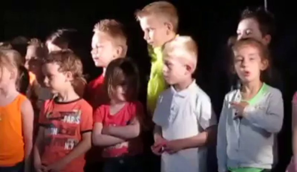 Aubigny-en-Artois : chant des maternelles à la fête du groupe scolaire