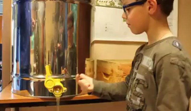 Caudry: première récolte de miel pour l'apprenti apiculteur clarysien Régis Quennesson