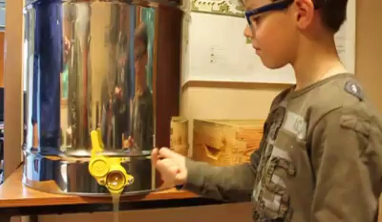 Caudry: première récolte de miel pour l'apprenti apiculteur clarysien Régis Quennesson