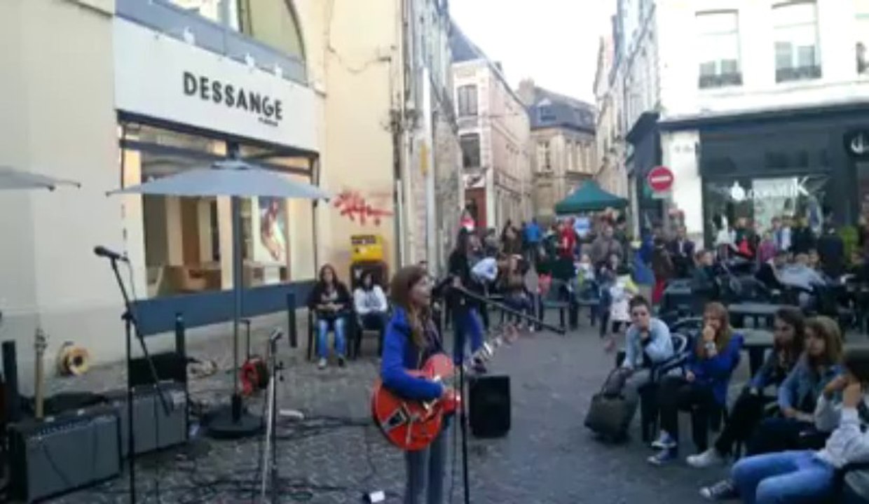 Arras: une jeune fille reprend du Jeff Buckley à la fête de la Musique