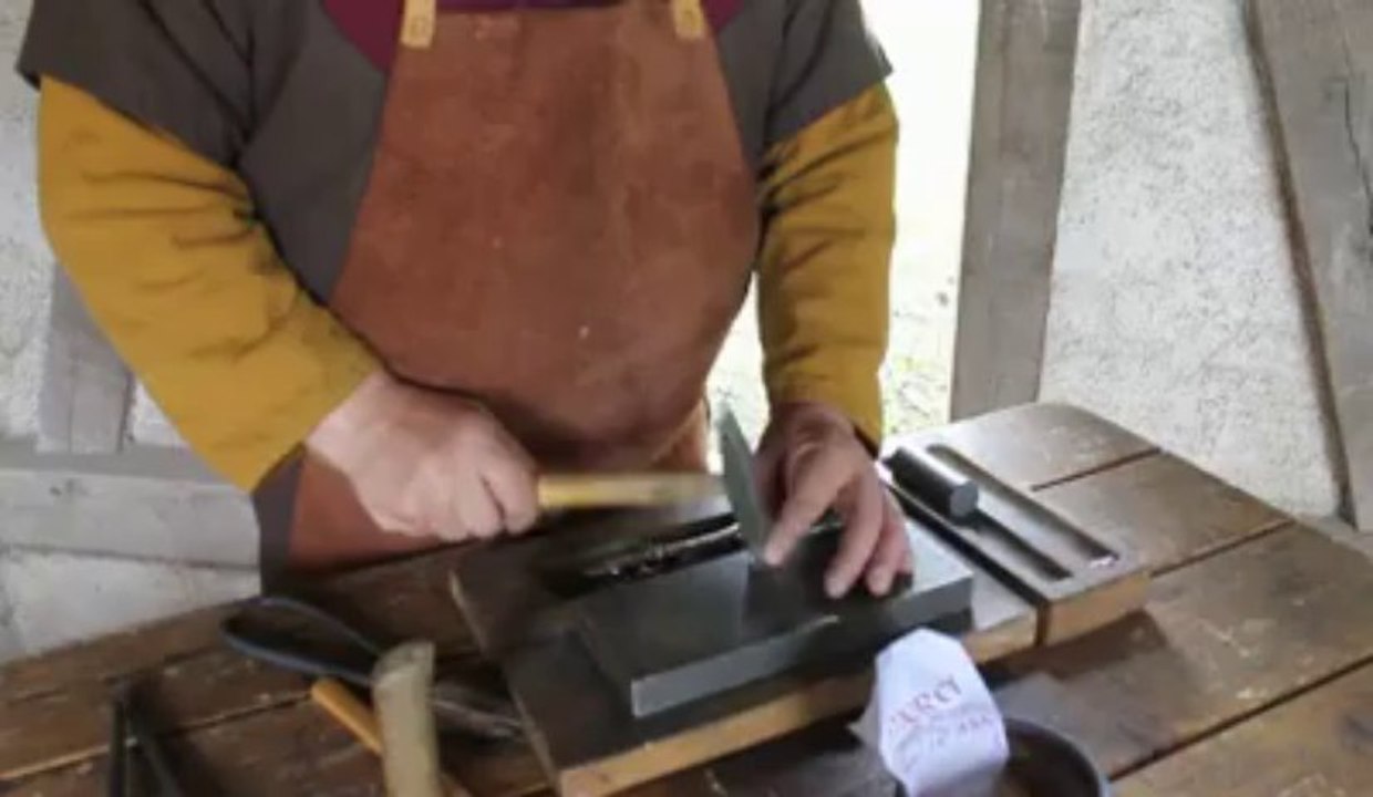 Rues-des-Vignes: Démonstration de création d'une pièce de monnaie à l'Archéo'site