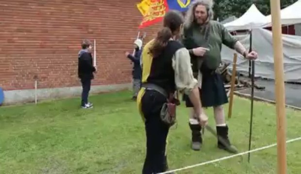Démonstration de combats à la fête médiévale de Vieil-Hesdin