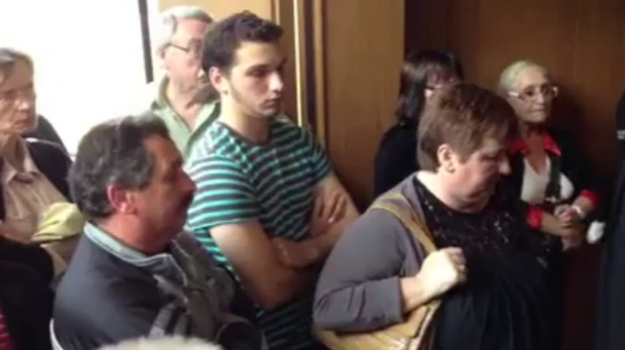 Avesnes-sur-Helpe: arrivée des parties civiles au procès du prof de lycée soupçonné d'extorsion de fonds