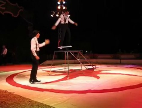 Les Blues Brothers au cirque Lydia Zavatta: un acrobate et un clown hilarant