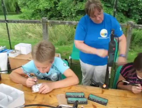Leforest : atelier gravure sur verre dans le cadre de Nos Quartiers d'été
