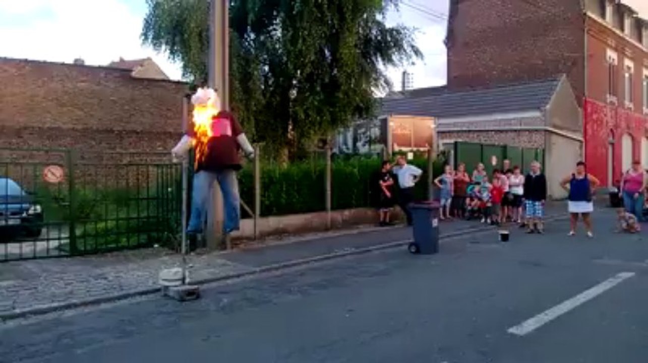 Armentières : brûlage des gugusses aux Prés du Hem