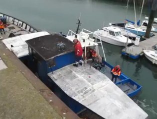 Calais : le remorquage de l'"Atlantic" dans le port de plaisance.