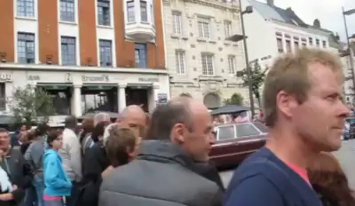 Béthune rétro : le cortège de voitures anciennes arrive au pied du beffroi