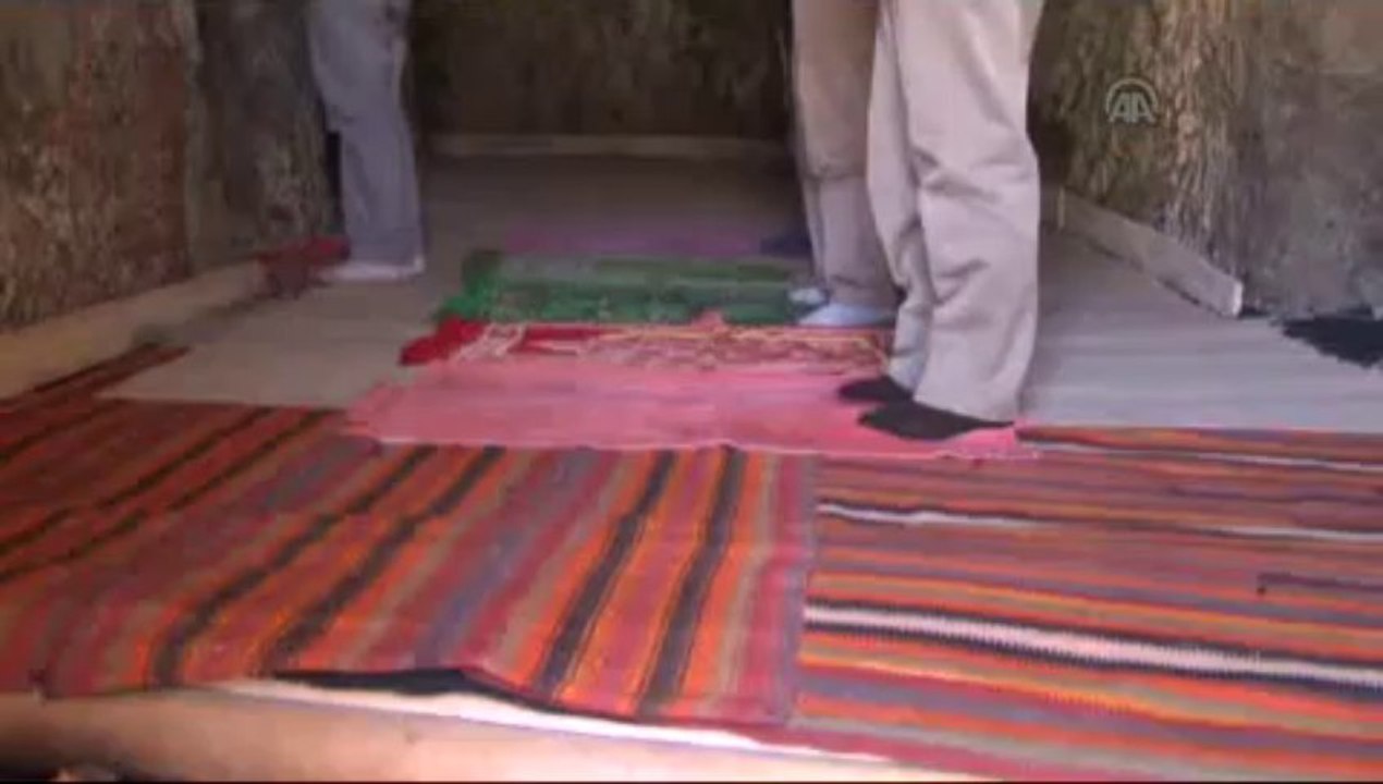 Yer altındaki bin yıllık mescitte namaz kılıyorlar