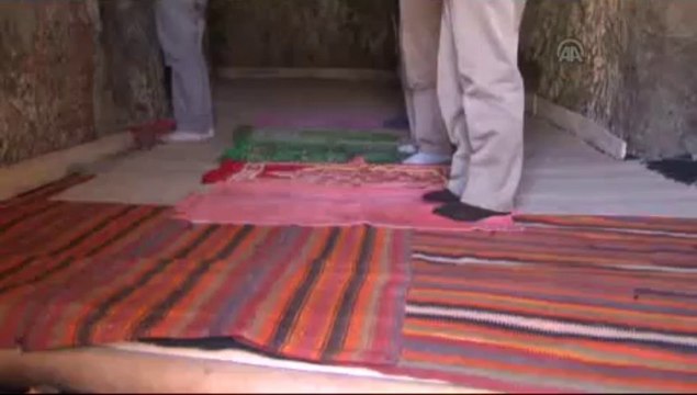 Yer altındaki bin yıllık mescitte namaz kılıyorlar