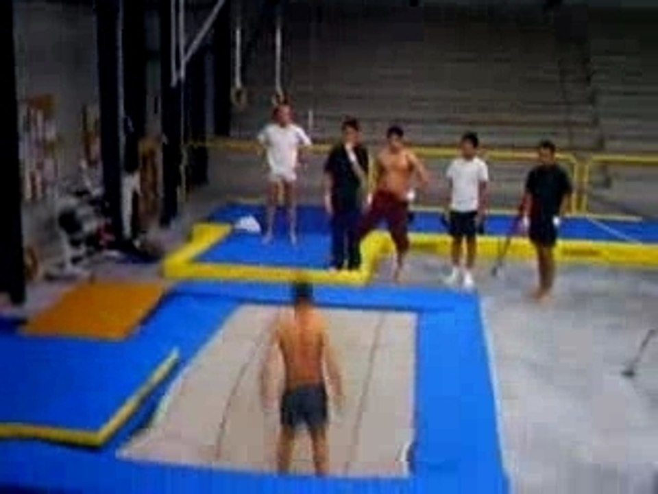 Les Abrutis de la Gym au Trampo