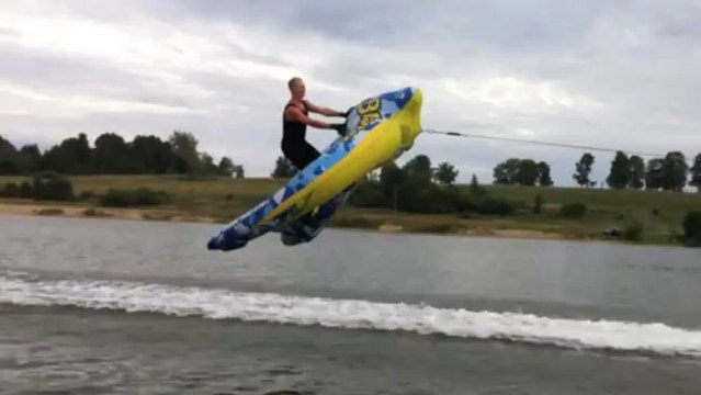 Bouée gonflable tiré par un scooter des mers