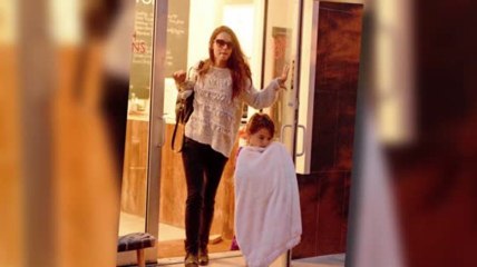 Katie Holmes emmène Suri Cruise dans un salon de manucure pendant une journée entre filles